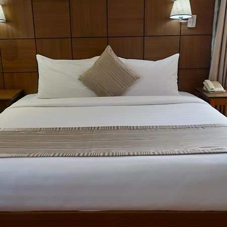พินนาเคิล โฮเต็ล แอนด์ สวีทส์ Hotel Davao ภายนอก รูปภาพ