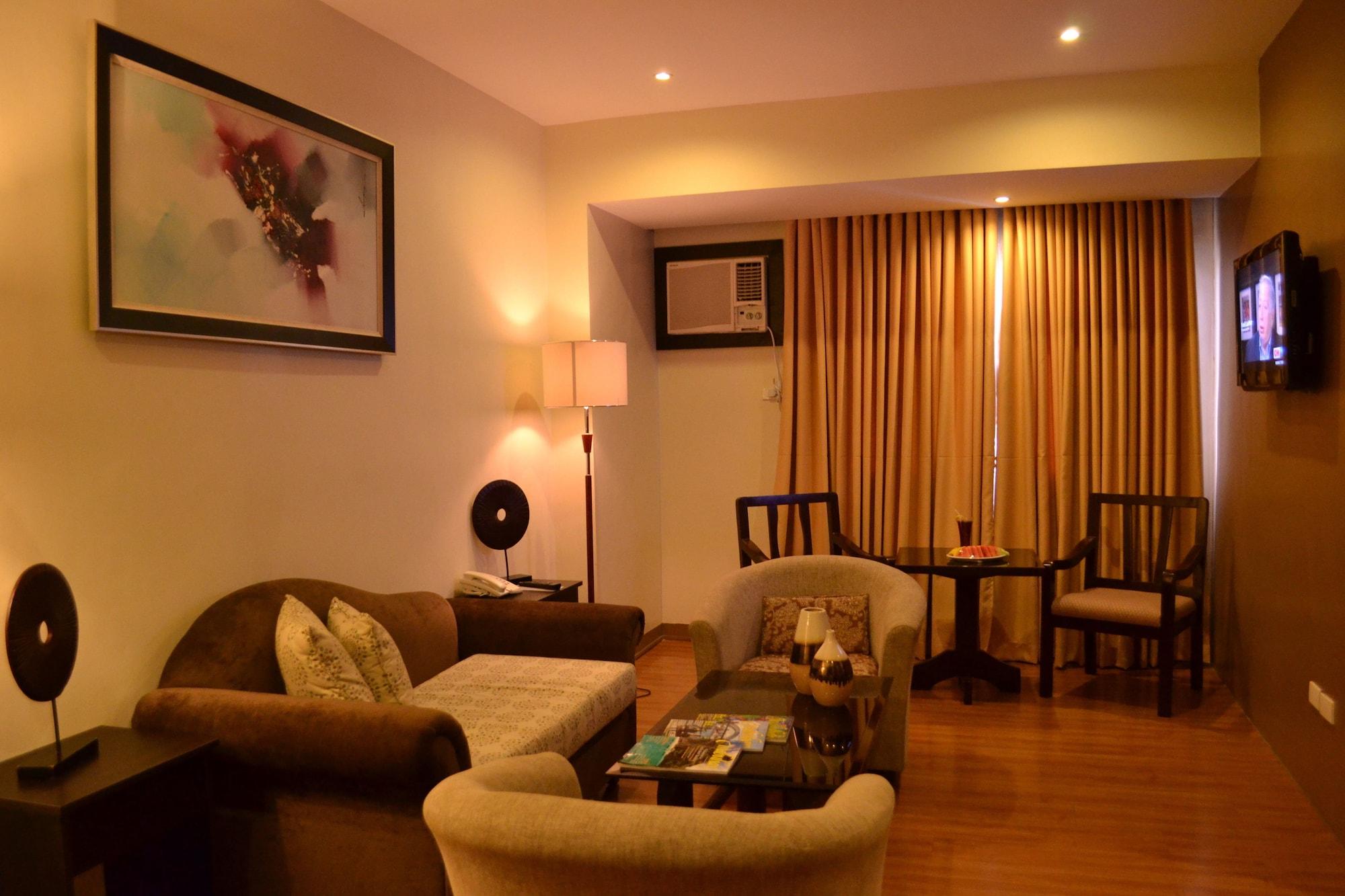 พินนาเคิล โฮเต็ล แอนด์ สวีทส์ Hotel Davao ภายนอก รูปภาพ