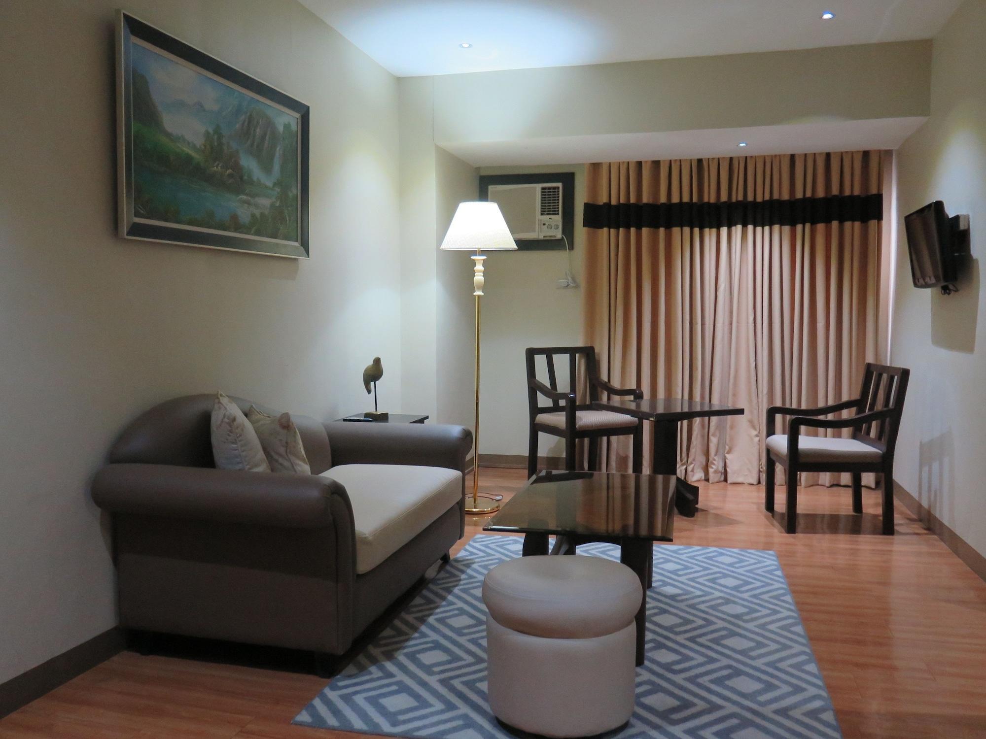พินนาเคิล โฮเต็ล แอนด์ สวีทส์ Hotel Davao ภายนอก รูปภาพ