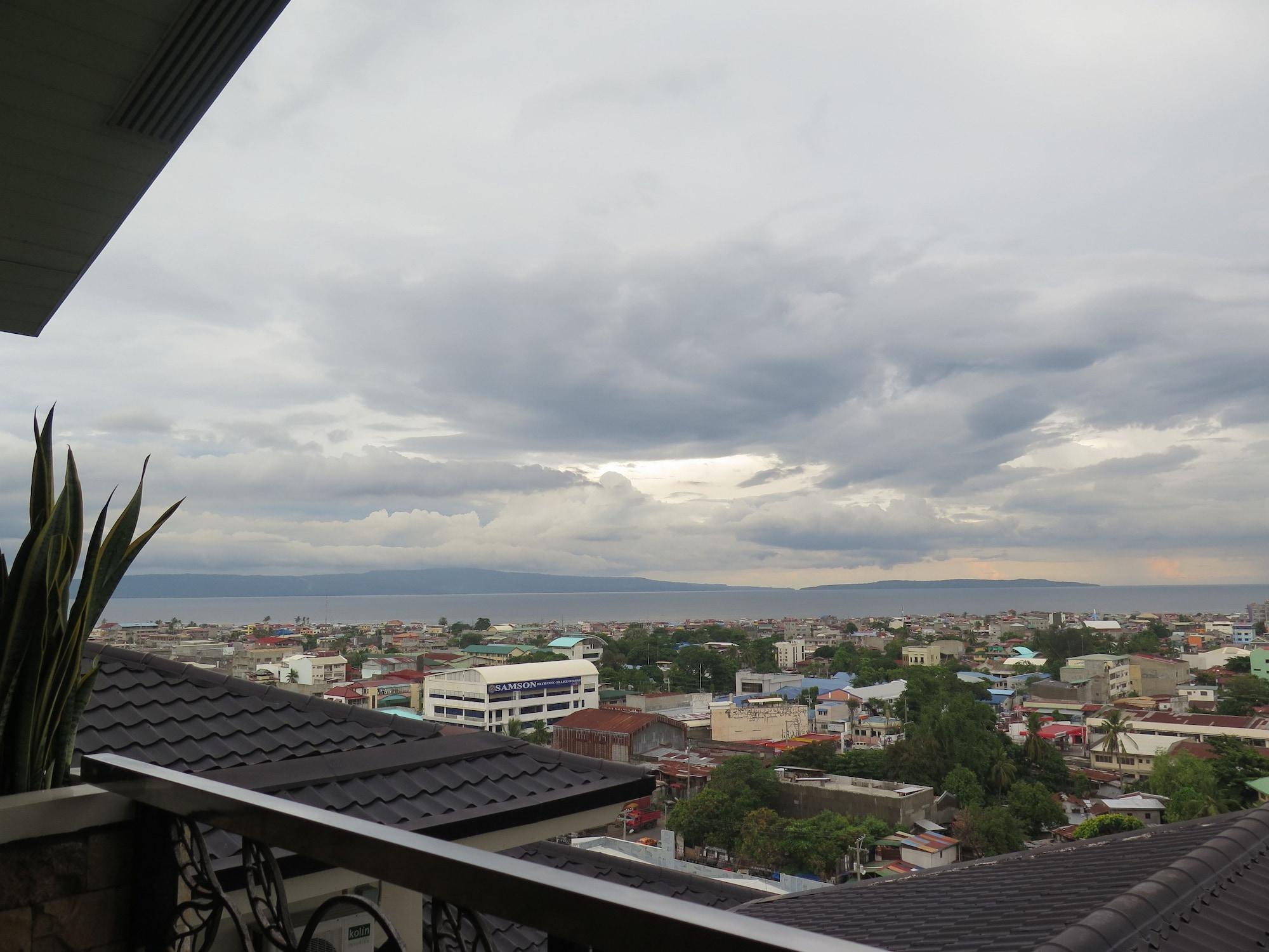 พินนาเคิล โฮเต็ล แอนด์ สวีทส์ Hotel Davao ภายนอก รูปภาพ