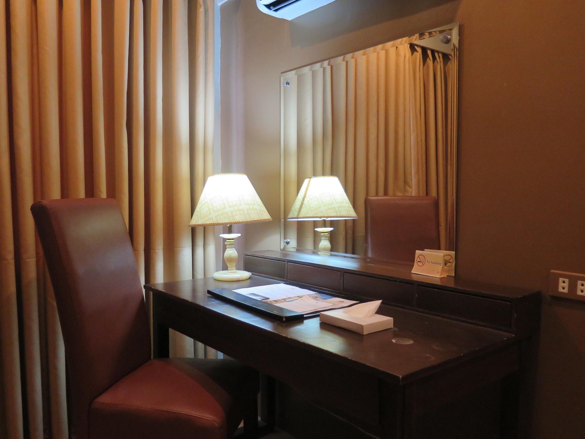 พินนาเคิล โฮเต็ล แอนด์ สวีทส์ Hotel Davao ภายนอก รูปภาพ