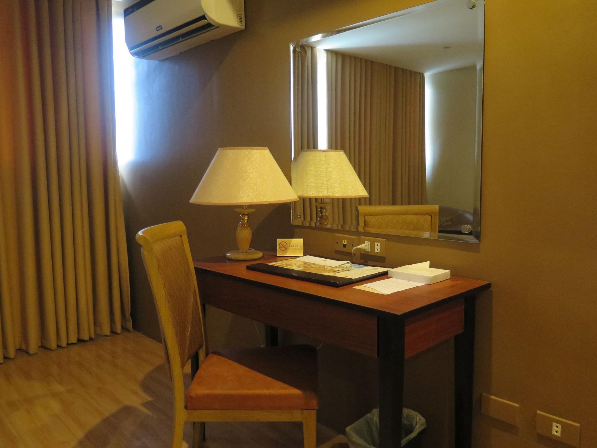 พินนาเคิล โฮเต็ล แอนด์ สวีทส์ Hotel Davao ภายนอก รูปภาพ
