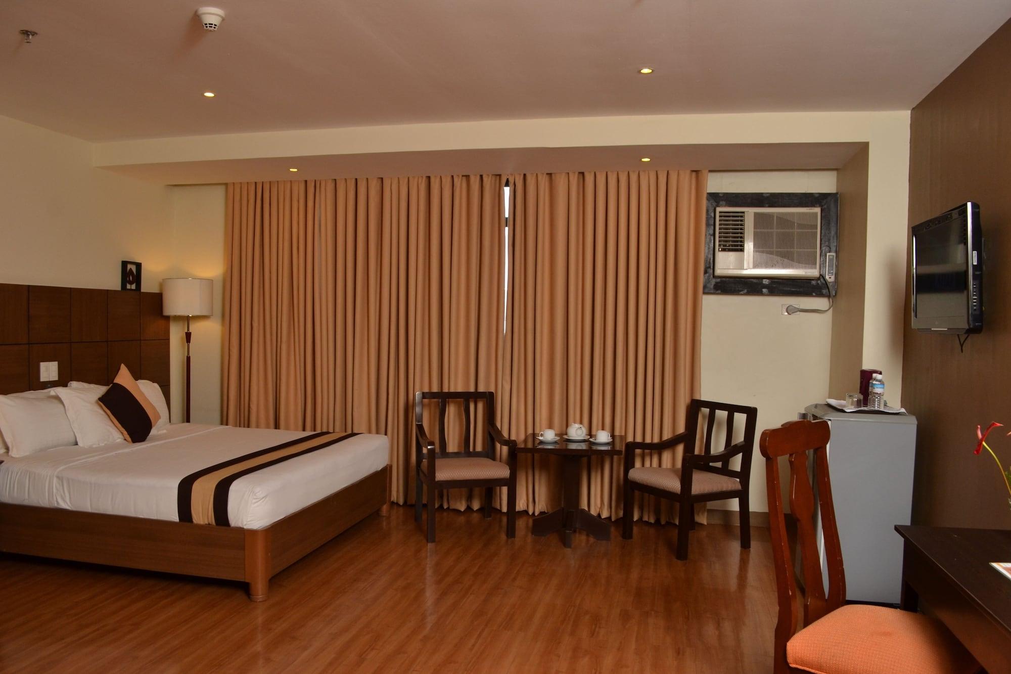 พินนาเคิล โฮเต็ล แอนด์ สวีทส์ Hotel Davao ภายนอก รูปภาพ