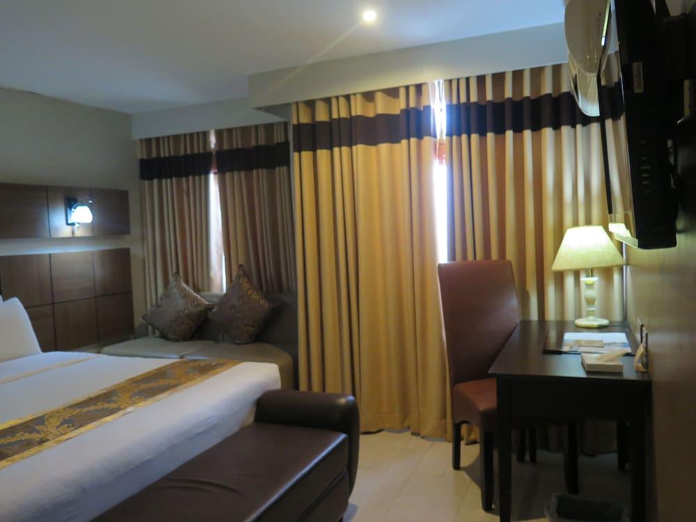 พินนาเคิล โฮเต็ล แอนด์ สวีทส์ Hotel Davao ภายนอก รูปภาพ