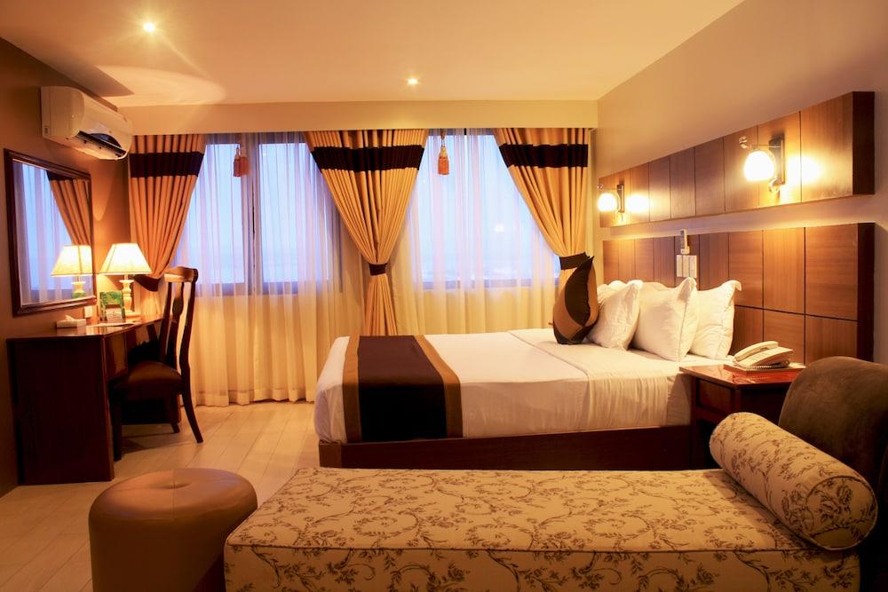 พินนาเคิล โฮเต็ล แอนด์ สวีทส์ Hotel Davao ภายนอก รูปภาพ