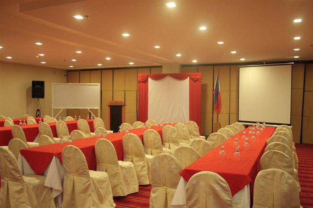 พินนาเคิล โฮเต็ล แอนด์ สวีทส์ Hotel Davao ภายนอก รูปภาพ