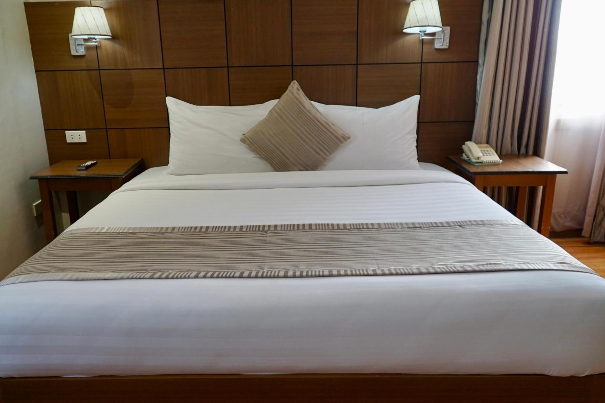 พินนาเคิล โฮเต็ล แอนด์ สวีทส์ Hotel Davao ภายนอก รูปภาพ