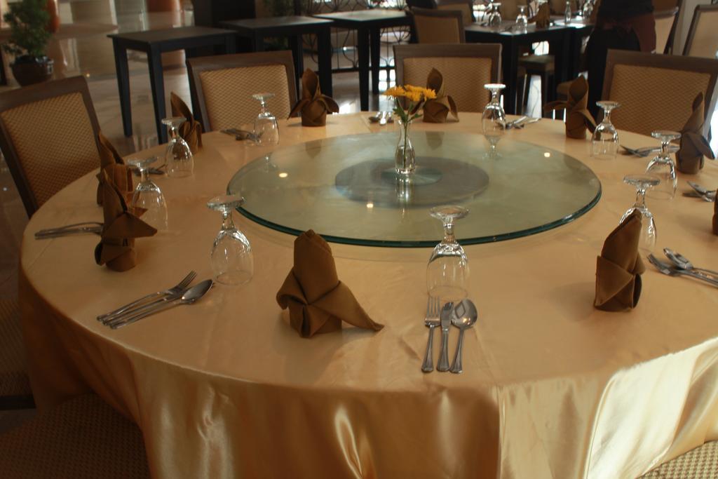 พินนาเคิล โฮเต็ล แอนด์ สวีทส์ Hotel Davao ภายนอก รูปภาพ