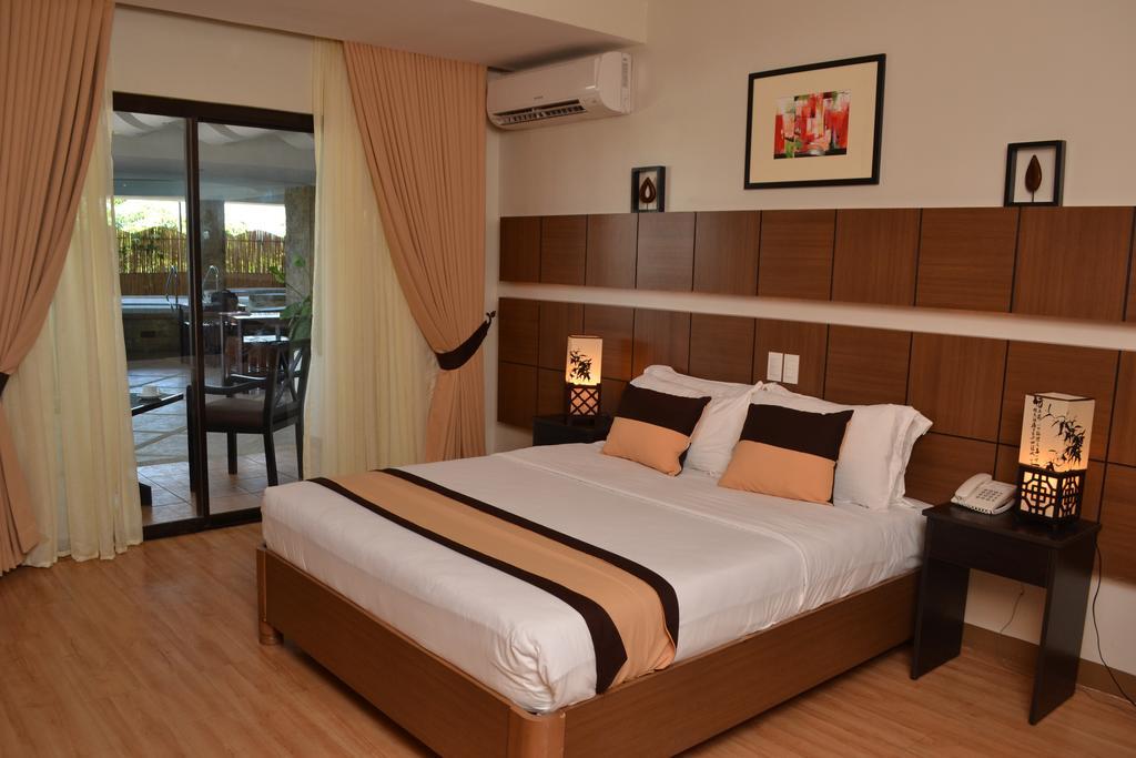 พินนาเคิล โฮเต็ล แอนด์ สวีทส์ Hotel Davao ภายนอก รูปภาพ