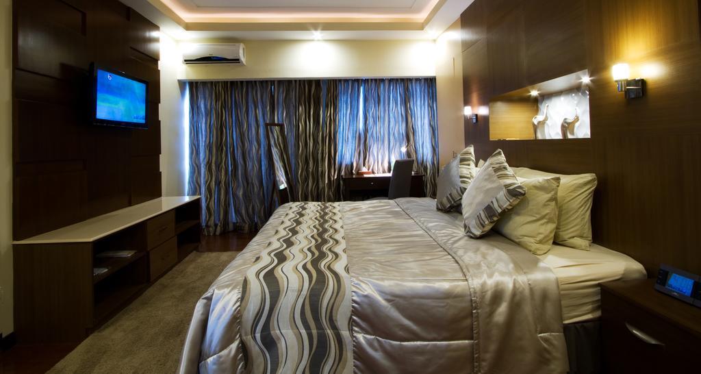 พินนาเคิล โฮเต็ล แอนด์ สวีทส์ Hotel Davao ภายนอก รูปภาพ