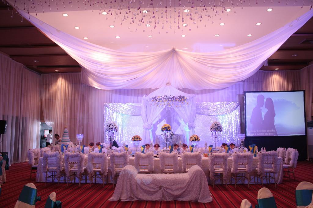 พินนาเคิล โฮเต็ล แอนด์ สวีทส์ Hotel Davao ภายนอก รูปภาพ