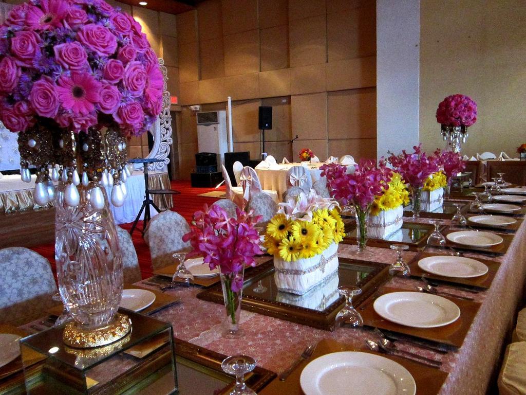 พินนาเคิล โฮเต็ล แอนด์ สวีทส์ Hotel Davao ภายนอก รูปภาพ