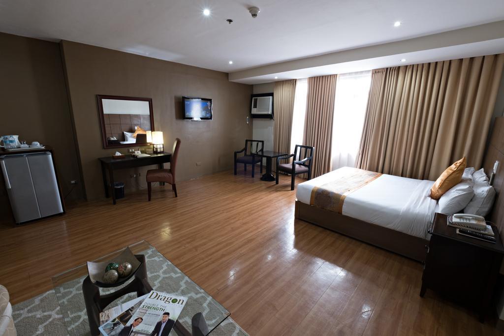 พินนาเคิล โฮเต็ล แอนด์ สวีทส์ Hotel Davao ภายนอก รูปภาพ