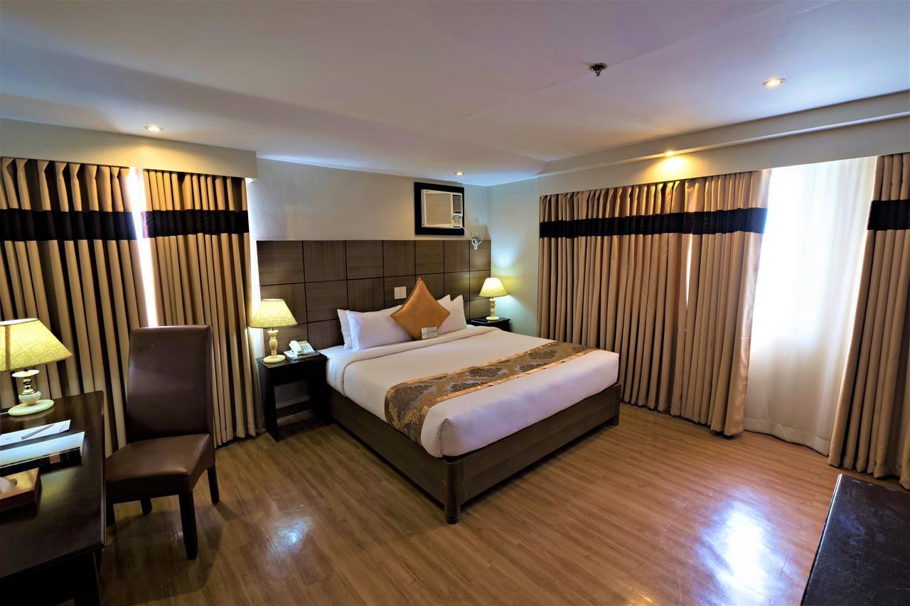 พินนาเคิล โฮเต็ล แอนด์ สวีทส์ Hotel Davao ภายนอก รูปภาพ