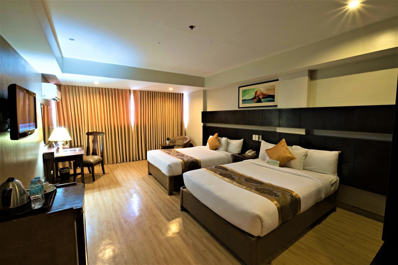 พินนาเคิล โฮเต็ล แอนด์ สวีทส์ Hotel Davao ภายนอก รูปภาพ