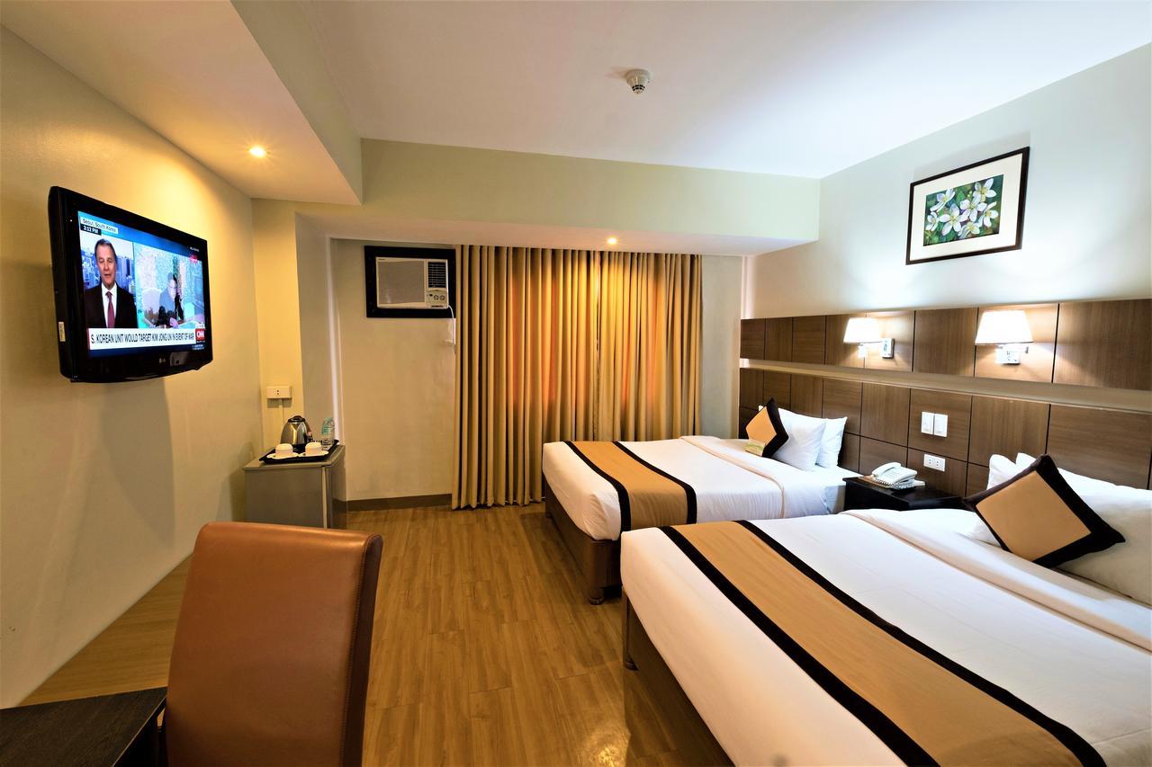 พินนาเคิล โฮเต็ล แอนด์ สวีทส์ Hotel Davao ภายนอก รูปภาพ