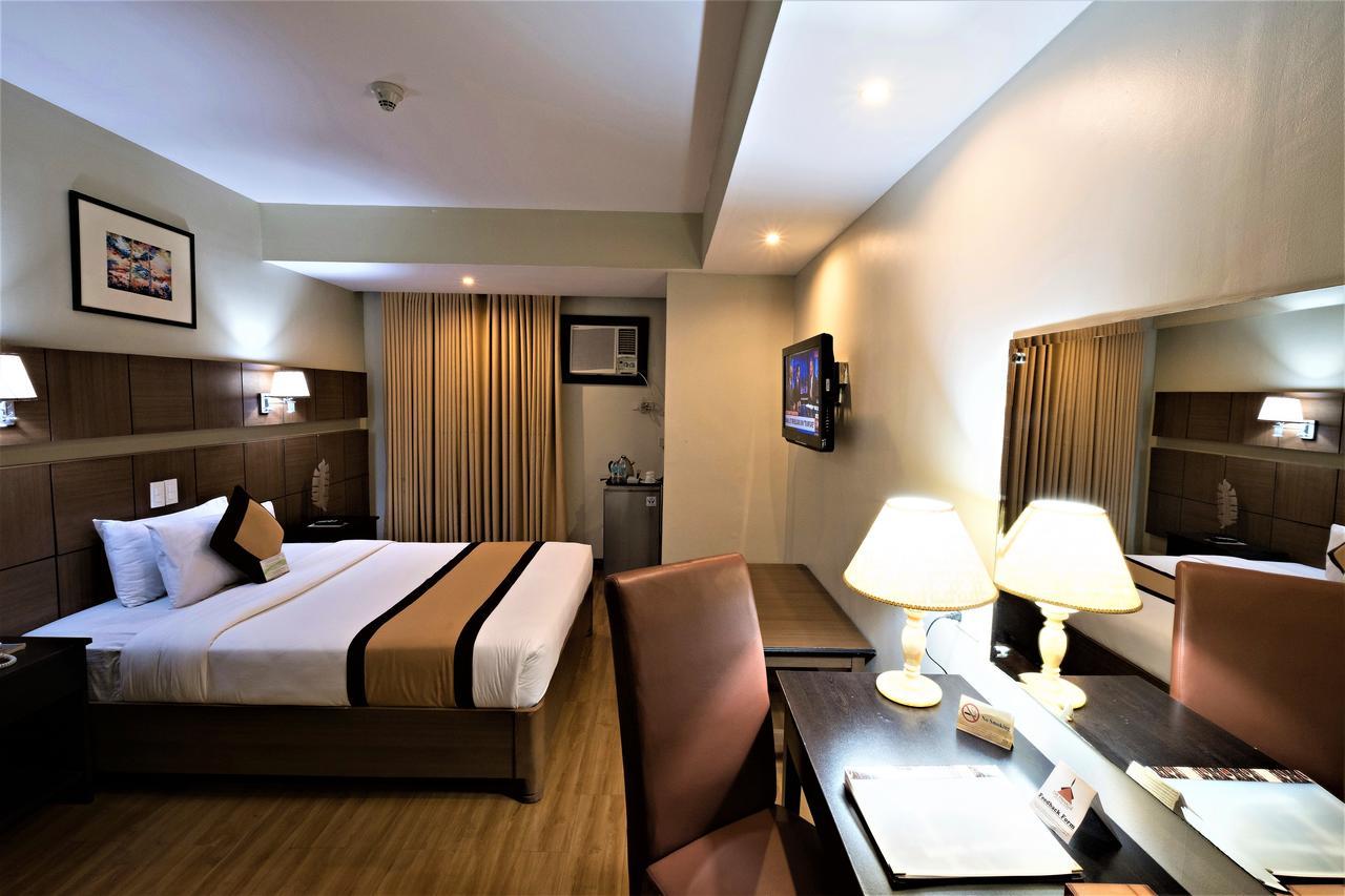 พินนาเคิล โฮเต็ล แอนด์ สวีทส์ Hotel Davao ภายนอก รูปภาพ
