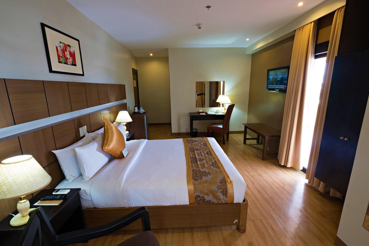 พินนาเคิล โฮเต็ล แอนด์ สวีทส์ Hotel Davao ภายนอก รูปภาพ