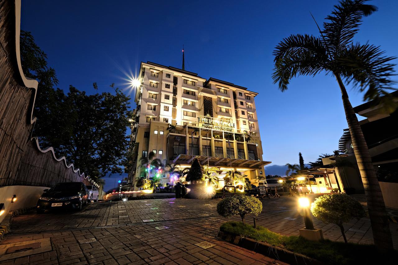 พินนาเคิล โฮเต็ล แอนด์ สวีทส์ Hotel Davao ภายนอก รูปภาพ