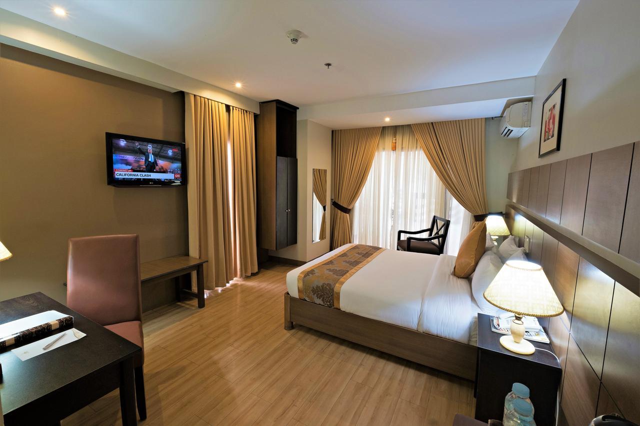 พินนาเคิล โฮเต็ล แอนด์ สวีทส์ Hotel Davao ภายนอก รูปภาพ