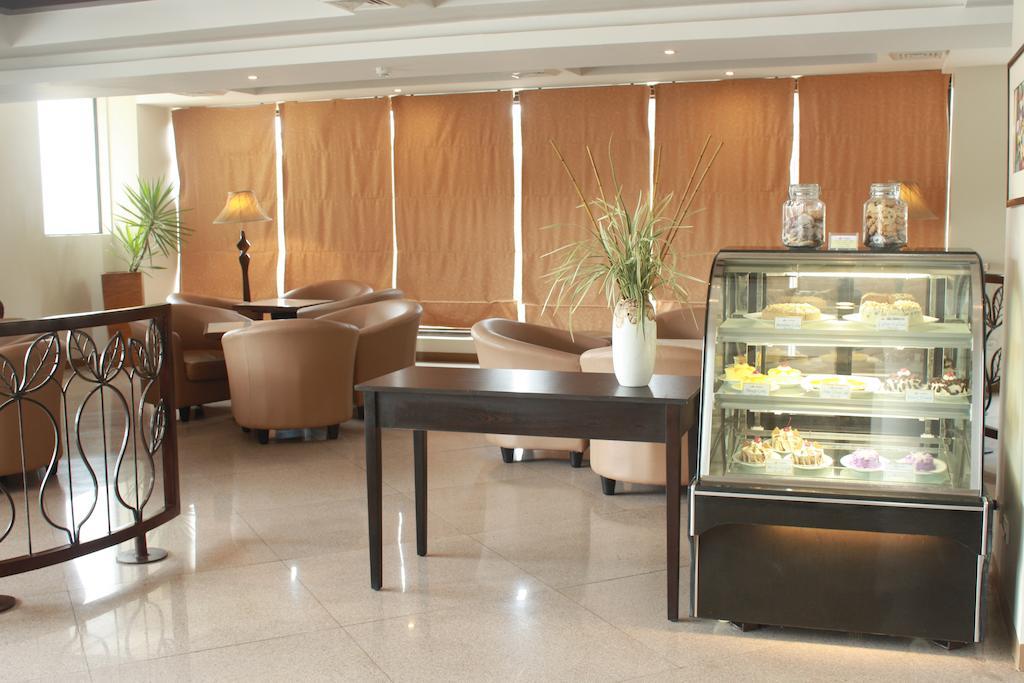 พินนาเคิล โฮเต็ล แอนด์ สวีทส์ Hotel Davao ภายนอก รูปภาพ