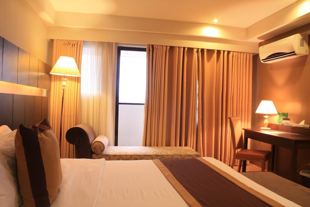 พินนาเคิล โฮเต็ล แอนด์ สวีทส์ Hotel Davao ภายนอก รูปภาพ