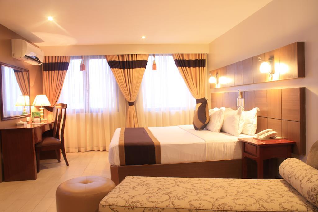 พินนาเคิล โฮเต็ล แอนด์ สวีทส์ Hotel Davao ภายนอก รูปภาพ