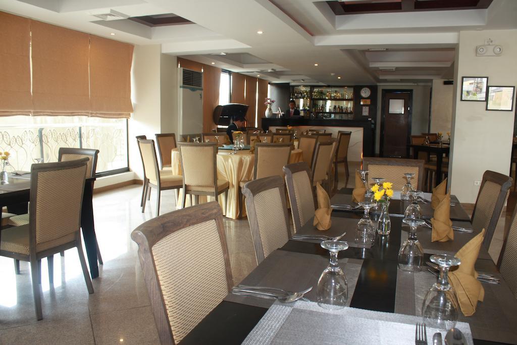 พินนาเคิล โฮเต็ล แอนด์ สวีทส์ Hotel Davao ภายนอก รูปภาพ