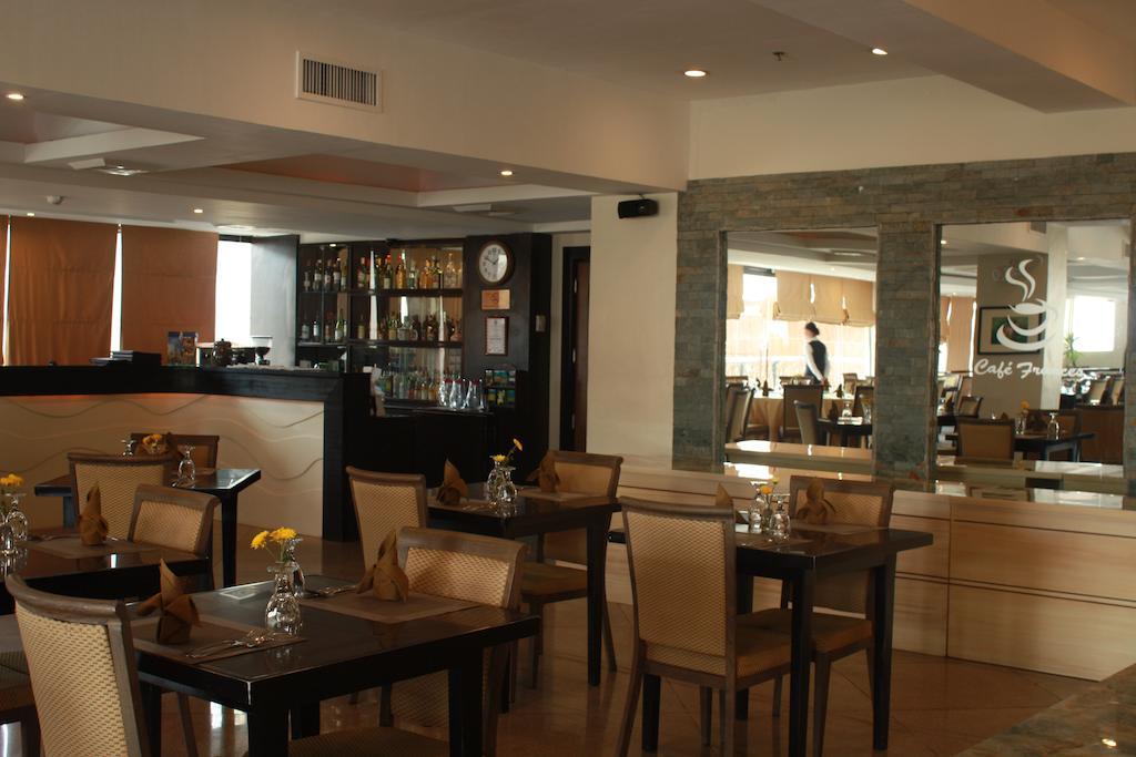 พินนาเคิล โฮเต็ล แอนด์ สวีทส์ Hotel Davao ภายนอก รูปภาพ