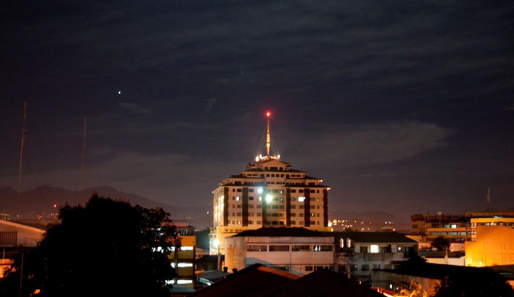 พินนาเคิล โฮเต็ล แอนด์ สวีทส์ Hotel Davao ภายนอก รูปภาพ